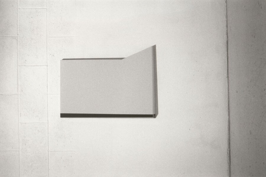 Miloš Cvach, S-10/85, 1985, lakovaná překližka (světle zeleno-modrá a tmavě šedo-modrá), 66,5x51x6 cm